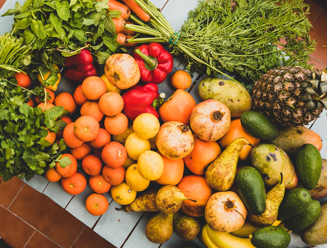 Salade fraîche avec protéines et légumes colorés