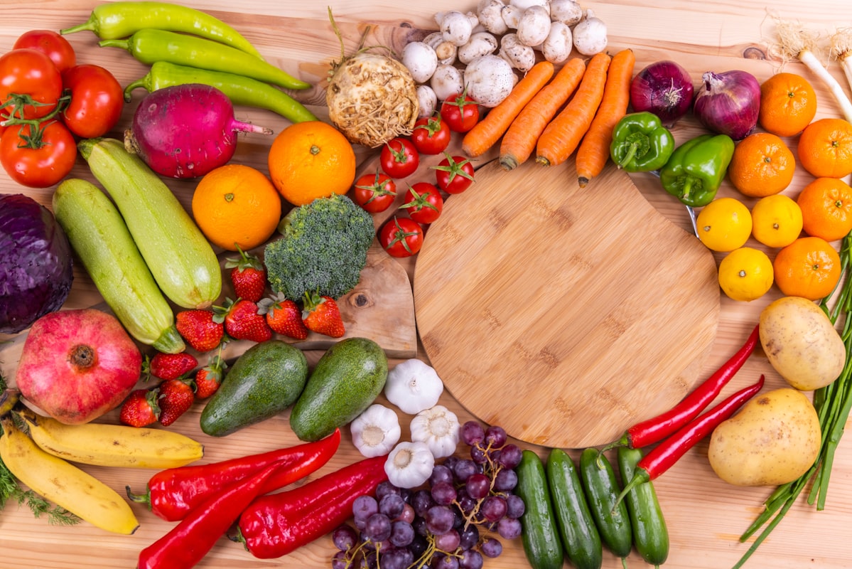 Bol-repas avec grains, légumes et sauce