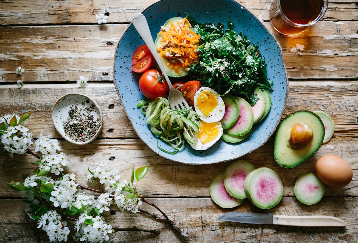 Petit-déjeuner équilibré avec fruits et céréales complètes