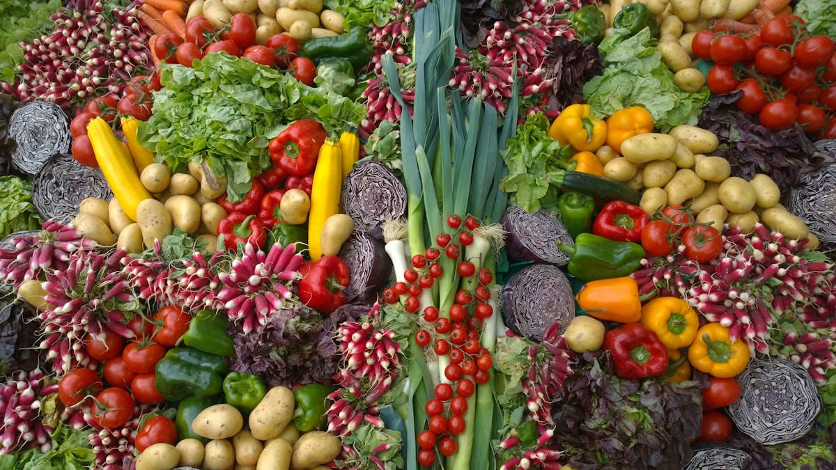 Soupe végétale riche avec légumes et légumineuses